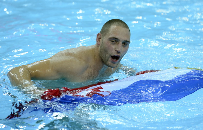 London, 120812.
Vaterpolo Arena.
Hrvatska muska vaterpolo reprezentacija igra finalnu utakmicu protiv Italije tijekom Olimpijskih Igara u Londonu.
Na fotografiji: Hrvatska je osvojila zlatnu medalju, Paulo Obradovic.
Foto: Drago Sopta / CROPIX London, 120812.
Vaterpolo Arena.
Hrvatska muska vaterpolo reprezentacija igra finalnu utakmicu protiv Italije tijekom Olimpijskih Igara u Londonu.
Na fotografiji: Hrvatska je osvojila zlatnu medalju, Paulo Obradovic.
Foto: Drago Sopta / CROPIX