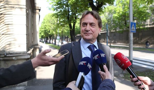 08.04.2014., Zagreb – Na Opcinskom kaznenom sudu u Zagrebu nakon pokusaja mirenja predsjednika Nezavisnog cestarskog sindikata Mijata Stanica i Bozidara Kalmete, koji celnika sindikata tuzi zbog klevete, Kalmeta je dao kratku izjavu okupljenim medijima.