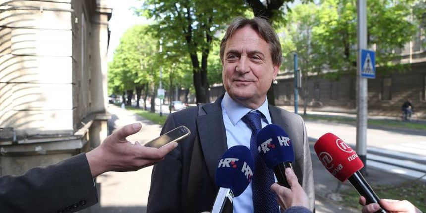 08.04.2014., Zagreb – Na Opcinskom kaznenom sudu u Zagrebu nakon pokusaja mirenja predsjednika Nezavisnog cestarskog sindikata Mijata Stanica i Bozidara Kalmete, koji celnika sindikata tuzi zbog klevete, Kalmeta je dao kratku izjavu okupljenim medijima.