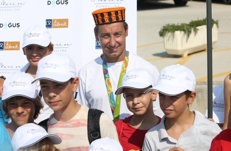 Zlatni olimpijci Fantela i Marenić družili se sa šibenskom djecom povodom dana jedrenja. Photo: Duško Jaramaz/PIXSELL Zlatni olimpijci Fantela i Marenić družili se sa šibenskom djecom povodom dana jedrenja. Photo: Duško Jaramaz/PIXSELL