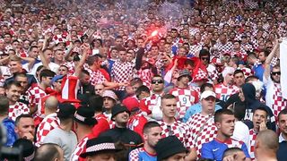 Nekoliko bijednih huligana baca baklje i topovski udar na utakmici između Hrvatske i Češke u Saint Etienneu. Photo: Sanjin Strukić/PIXSELL Nekoliko bijednih huligana baca baklje i topovski udar na utakmici između Hrvatske i Češke u Saint Etienneu. Photo: Sanjin Strukić/PIXSELL