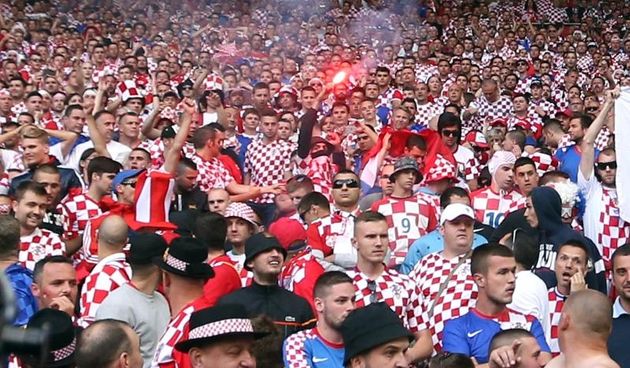 Nekoliko bijednih huligana baca baklje i topovski udar na utakmici između Hrvatske i Češke u Saint Etienneu. Photo: Sanjin Strukić/PIXSELL