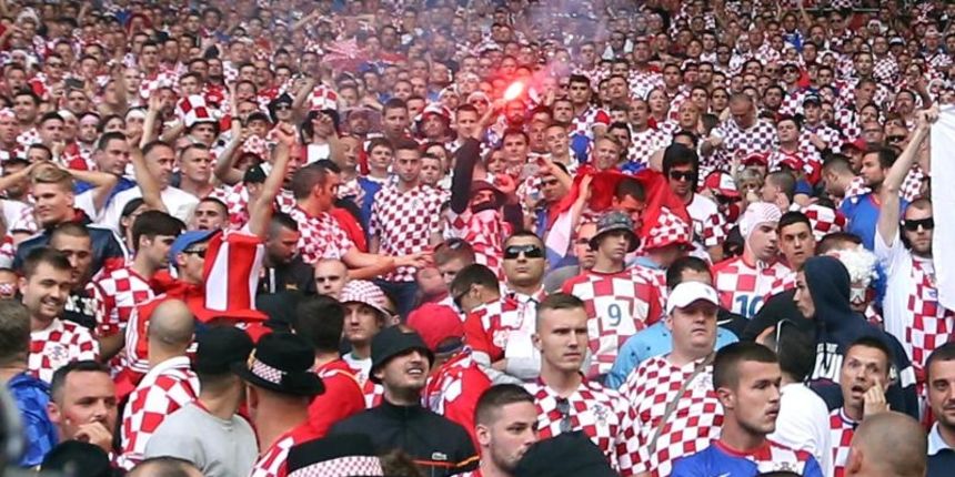 Nekoliko bijednih huligana baca baklje i topovski udar na utakmici između Hrvatske i Češke u Saint Etienneu. Photo: Sanjin Strukić/PIXSELL Nekoliko bijednih huligana baca baklje i topovski udar na utakmici između Hrvatske i Češke u Saint Etienneu. Photo: Sanjin Strukić/PIXSELL