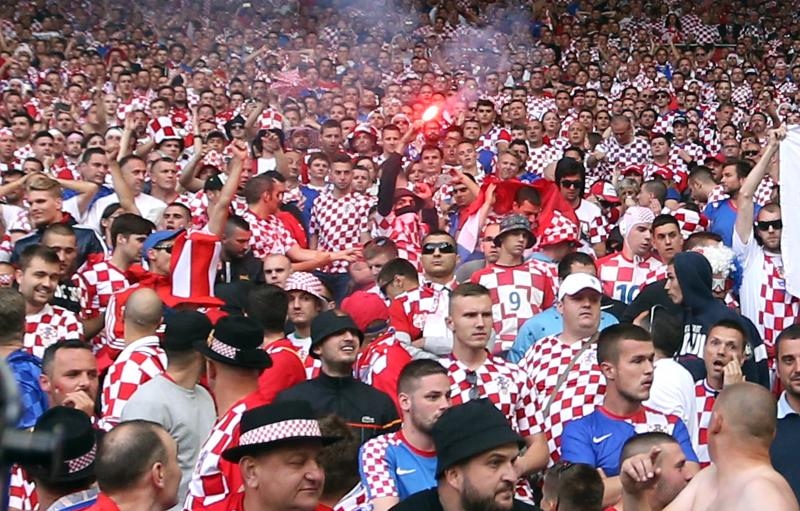 Nekoliko bijednih huligana baca baklje i topovski udar na utakmici između Hrvatske i Češke u Saint Etienneu. Photo: Sanjin Strukić/PIXSELL Nekoliko bijednih huligana baca baklje i topovski udar na utakmici između Hrvatske i Češke u Saint Etienneu. Photo: Sanjin Strukić/PIXSELL