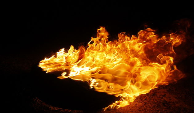 Pakostane, 160411.
U noci sa petka na subotu policija i vatrogasci imali su preko 20 intervencija na cestama izmedju Zadra i Pakostana. Palile su se gume te rusila stabla i granje po cestama. 
Na slici: zapaljena guma.
Foto: Jure Miskovic / CROPIX