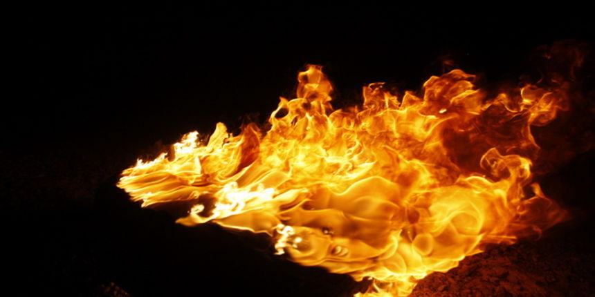 Pakostane, 160411.
U noci sa petka na subotu policija i vatrogasci imali su preko 20 intervencija na cestama izmedju Zadra i Pakostana. Palile su se gume te rusila stabla i granje po cestama. 
Na slici: zapaljena guma.
Foto: Jure Miskovic / CROPIX