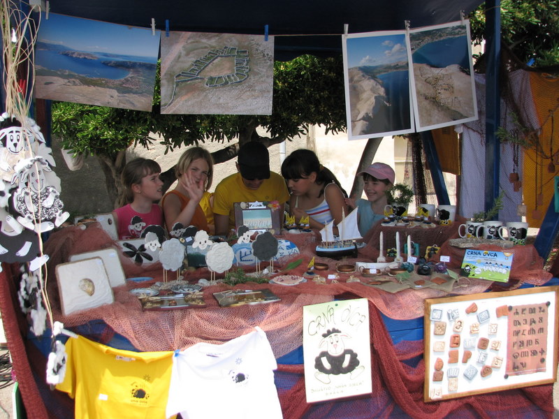 Crna ovca u Baški na otoku Krku Crna ovca u Baški na otoku Krku