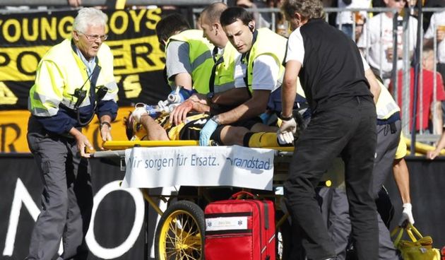 Medical personnel take care of BSC Young Boys (YB) Emiliano Dudar / Reuters