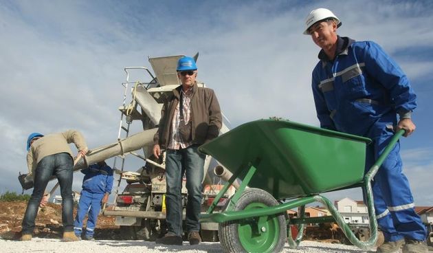 U ulici Ive Masine (Mjesni odbor Crvene kuce) gradonacelnik Bozidar Kalmeta sa suradnicima polozio je kamen temeljac. Time je svecano obiljezeni pocetak gradnje socijalnih stanova po modelu programa POS. Photo: Dino Stanin/PIXSELL