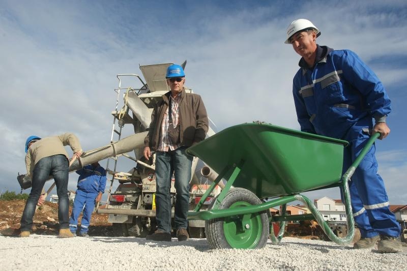 U ulici Ive Masine (Mjesni odbor Crvene kuce) gradonacelnik Bozidar Kalmeta sa suradnicima polozio je kamen temeljac. Time je svecano obiljezeni pocetak gradnje socijalnih stanova po modelu programa POS. Photo: Dino Stanin/PIXSELL