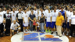 Zadar, 230912
Dvorana Jazine.
Humanitarna utakmica “Za Stephanie smo vratili kosarku u Jazine” na kojoj su nastupile brojne bivse zvijezde KK Zadra poput Dina Radje, Arijana Komazeca, Gordana Giriceka i drugih.
Na fotografiji: obitelj Milda s kosarkasima Zadar, 230912
Dvorana Jazine.
Humanitarna utakmica “Za Stephanie smo vratili kosarku u Jazine” na kojoj su nastupile brojne bivse zvijezde KK Zadra poput Dina Radje, Arijana Komazeca, Gordana Giriceka i drugih.
Na fotografiji: obitelj Milda s kosarkasima