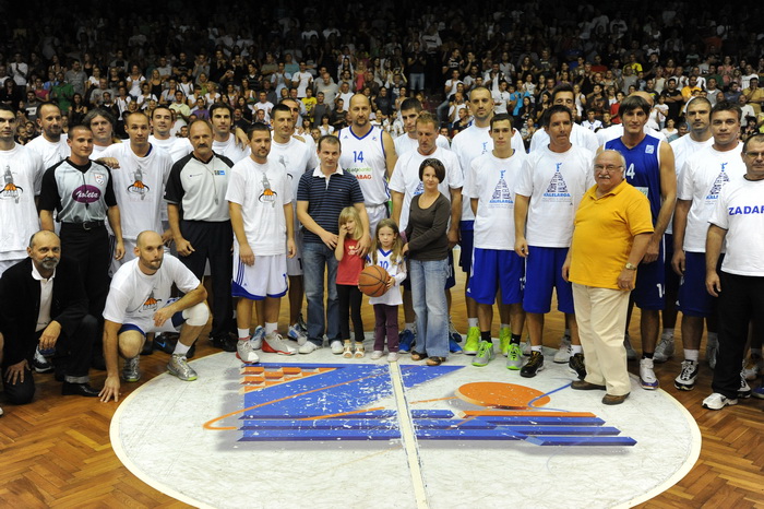 Zadar, 230912
Dvorana Jazine.
Humanitarna utakmica “Za Stephanie smo vratili kosarku u Jazine” na kojoj su nastupile brojne bivse zvijezde KK Zadra poput Dina Radje, Arijana Komazeca, Gordana Giriceka i drugih.
Na fotografiji: obitelj Milda s kosarkasima Zadar, 230912
Dvorana Jazine.
Humanitarna utakmica “Za Stephanie smo vratili kosarku u Jazine” na kojoj su nastupile brojne bivse zvijezde KK Zadra poput Dina Radje, Arijana Komazeca, Gordana Giriceka i drugih.
Na fotografiji: obitelj Milda s kosarkasima