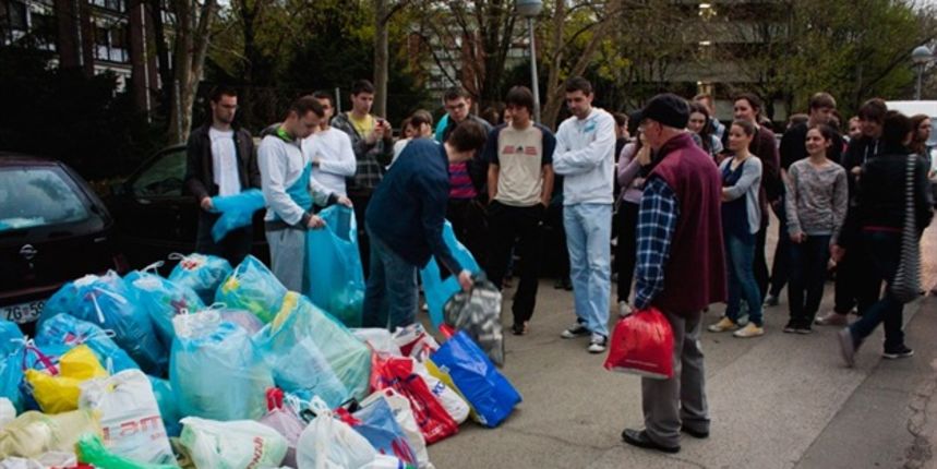 Studenti doma Stjepan Radić sakupili preko 2 tisuće boca za dida Stipu, foto: Index Studenti doma Stjepan Radić sakupili preko 2 tisuće boca za dida Stipu, foto: Index