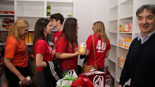 Zadarski maturanti donirali brašno Socijalnoj samoposluzi Zadarski maturanti donirali brašno Socijalnoj samoposluzi