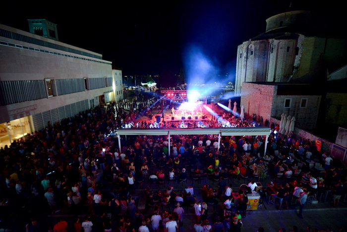 U povodu 4. rođendana Boutique hostela Forum, “najpristojniji mogući” riječki Let 3 održao je fenomenalan koncert na antičkom Forumu