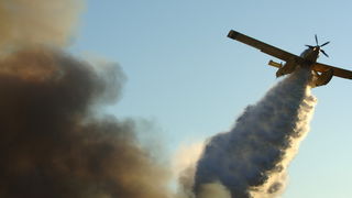 Biograd, 200709.
Na podrucju Biograda u poslijepodnevnim satima izbio je veliki pozar koji gasi veliki broj pripadnika vatrogasnih snaga sa zadarskog podrucja. Pozar je izbio oko 16 sati na deponiji otpada Bastijun povise Biograda. Veliki problem predstav