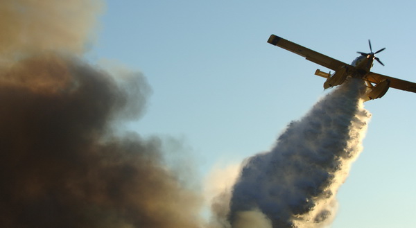 Biograd, 200709.
Na podrucju Biograda u poslijepodnevnim satima izbio je veliki pozar koji gasi veliki broj pripadnika vatrogasnih snaga sa zadarskog podrucja. Pozar je izbio oko 16 sati na deponiji otpada Bastijun povise Biograda. Veliki problem predstav