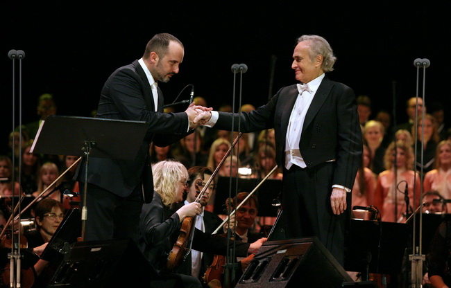 Zagreb, 191209.
U Areni Zagreb odrzan je humanitarni koncert naziva Korak u zivot u svrhu prikupljanja novca za skolovanje djece iz djecjih domova. Nastupili su Jose Carreras, Tony Cetinski i Celine Byrne.
Na slici: Jose Carreras i Toni Cetinski.
Foto: Ne Zagreb, 191209.
U Areni Zagreb odrzan je humanitarni koncert naziva Korak u zivot u svrhu prikupljanja novca za skolovanje djece iz djecjih domova. Nastupili su Jose Carreras, Tony Cetinski i Celine Byrne.
Na slici: Jose Carreras i Toni Cetinski.
Foto: Ne