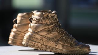 Brončane tenisice Dražena Petrovića postavljene na istoimeni šibenski trg, Foto: Duško Jaramaz/PIXSELL