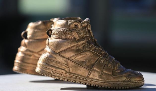 Brončane tenisice Dražena Petrovića postavljene na istoimeni šibenski trg, Foto: Duško Jaramaz/PIXSELL