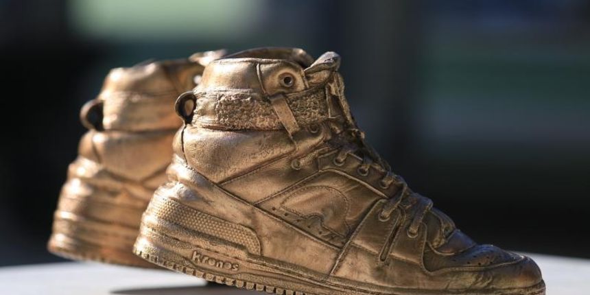 Brončane tenisice Dražena Petrovića postavljene na istoimeni šibenski trg, Foto: Duško Jaramaz/PIXSELL