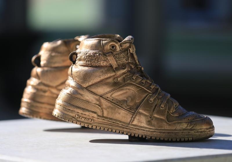 Brončane tenisice Dražena Petrovića postavljene na istoimeni šibenski trg, Foto: Duško Jaramaz/PIXSELL