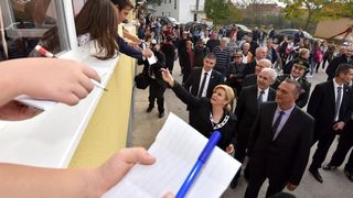 Predsjednica Kolinda Grabar Kitarović položila vijenac i zapalila svijeće za žrtve Škabrnje, Foto: Dino Stanin/PIXSELL