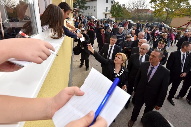 Predsjednica Kolinda Grabar Kitarović položila vijenac i zapalila svijeće za žrtve Škabrnje, Foto: Dino Stanin/PIXSELL