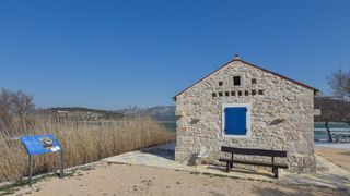 Ribarska lučica Prosika na Vranskom jezeru okovana ledom Ribarska lučica Prosika na Vranskom jezeru okovana ledom