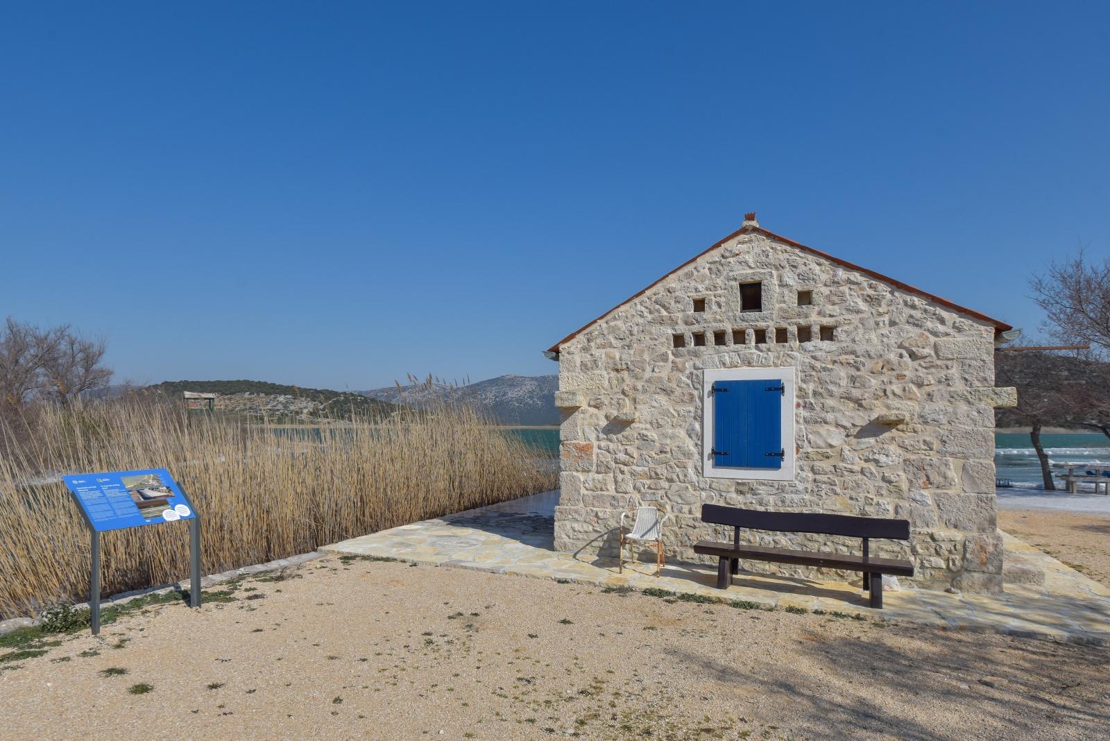 Ribarska lučica Prosika na Vranskom jezeru okovana ledom Ribarska lučica Prosika na Vranskom jezeru okovana ledom