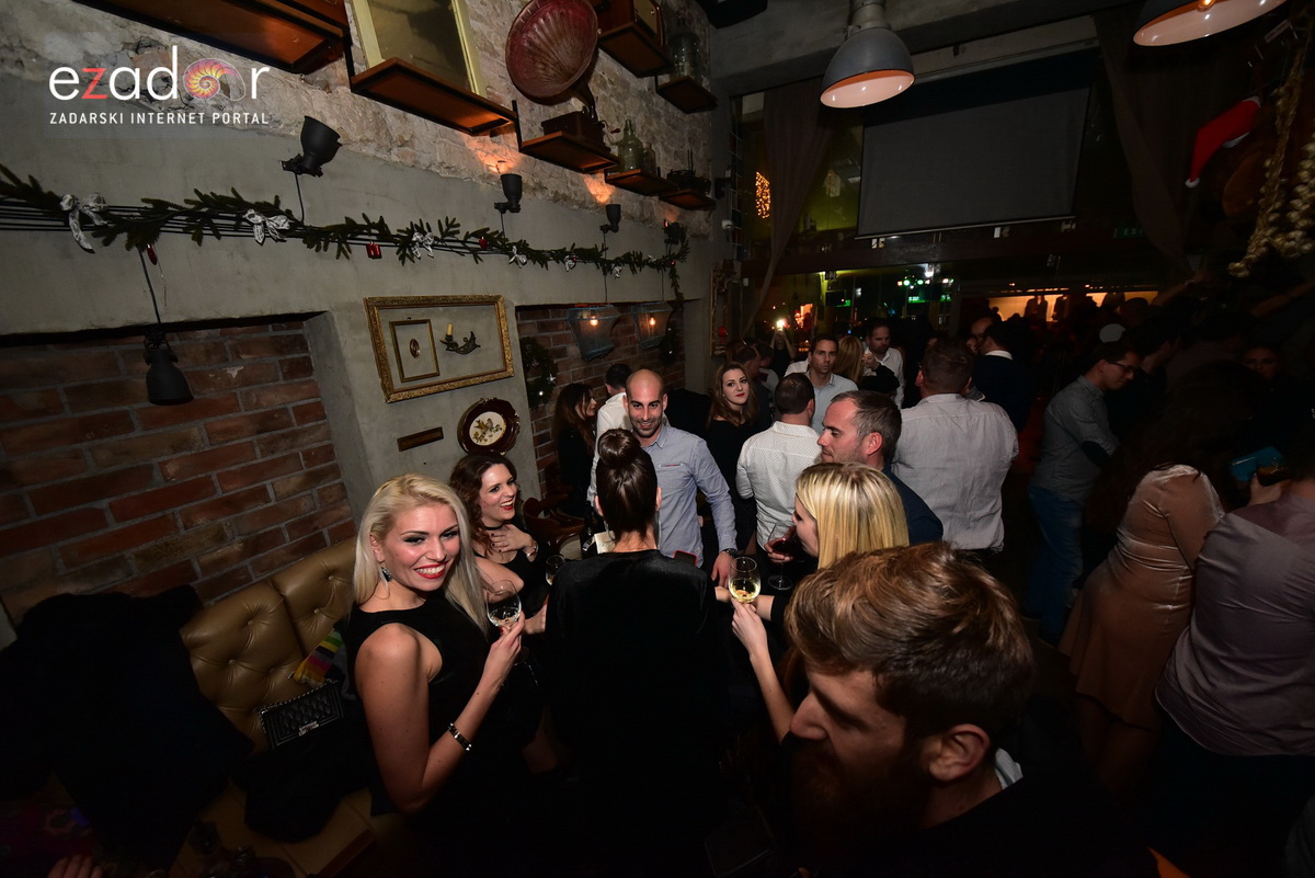 Tisuće Zadrana uživalo na krcatom Narodnom trgu i Tgu Petra Zoranića uz Tomislava Bralića i klapu Intrade Tisuće Zadrana uživalo na krcatom Narodnom trgu i Tgu Petra Zoranića uz Tomislava Bralića i klapu Intrade