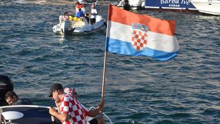 Svečani doček zadarskih Vatrenih: Jedrenjakom Branimir plovili od Gradskog mosta do gata na zadarskoj rivi