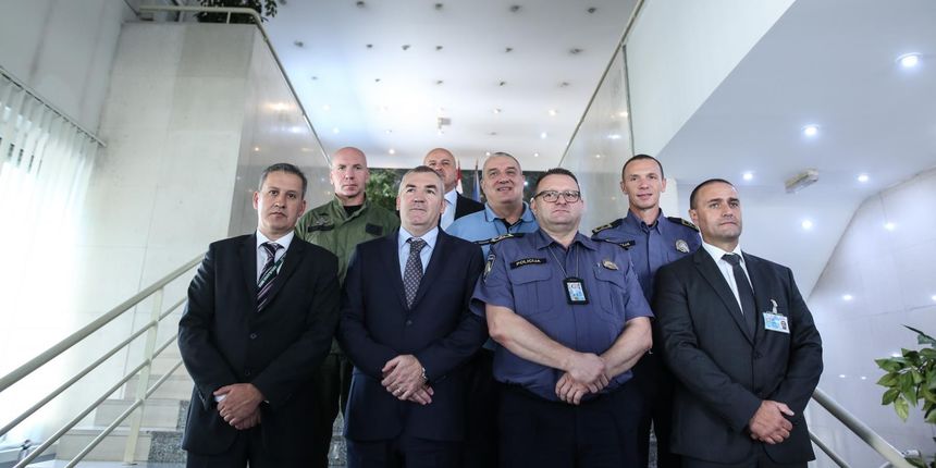 U Ravnateljstvu policije odrzana je konferencija za medije na kojoj je novi ravnatelj policije Nikola Milina predstavio javnosti svoje najblize suradnike. Zoran Niceno, Krunoslav Borovec, Drazen Vitez, Nikola Milina, Zeljko Prsa, Ante Gudelj, Miljenko Rad U Ravnateljstvu policije odrzana je konferencija za medije na kojoj je novi ravnatelj policije Nikola Milina predstavio javnosti svoje najblize suradnike. Zoran Niceno, Krunoslav Borovec, Drazen Vitez, Nikola Milina, Zeljko Prsa, Ante Gudelj, Miljenko Rad