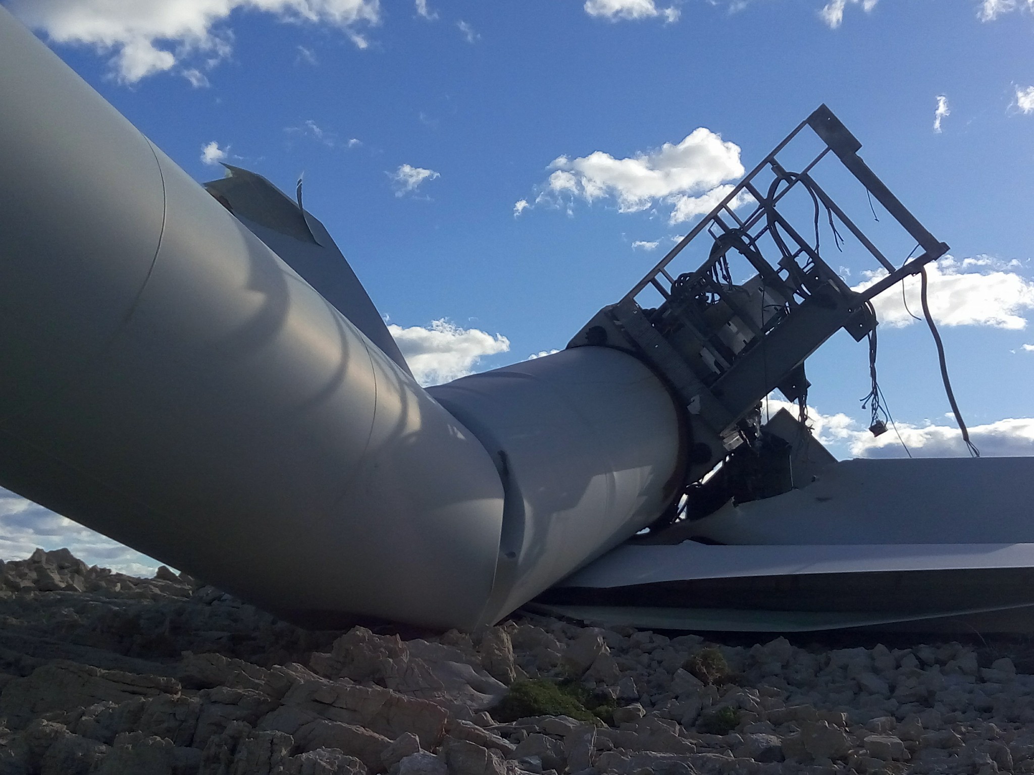 Olujna bura srušila vjetro elektranu na Pagu Olujna bura srušila vjetro elektranu na Pagu