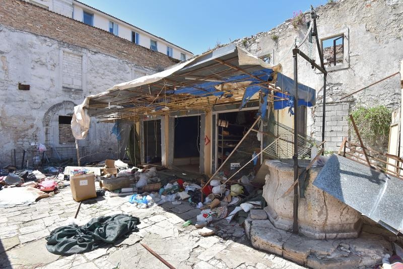 Zadar: Zbog početka radova na izgradnji TIC-a, zakupci javne površine sele na novu lokaciju, foto: Dino Stanin/PIXSELL Zadar: Zbog početka radova na izgradnji TIC-a, zakupci javne površine sele na novu lokaciju, foto: Dino Stanin/PIXSELL