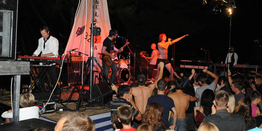 Zadar, 15.08.2013. snimio: Nenad Marčev,
Psihomodo Pop i Davor Gobac,
Blagdan Velike Gospe, Belafuška fešta
Zadar, Belafuža,
igralište Osnovne škole
Šimuna Kožičića Benje Zadar, 15.08.2013. snimio: Nenad Marčev,
Psihomodo Pop i Davor Gobac,
Blagdan Velike Gospe, Belafuška fešta
Zadar, Belafuža,
igralište Osnovne škole
Šimuna Kožičića Benje