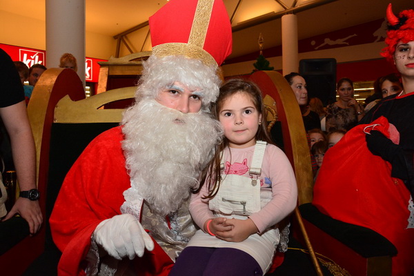 Supernova Zadar: Sveti Nikola i kamion Djeda mraza, Foto: Iva Perinčić Supernova Zadar: Sveti Nikola i kamion Djeda mraza, Foto: Iva Perinčić