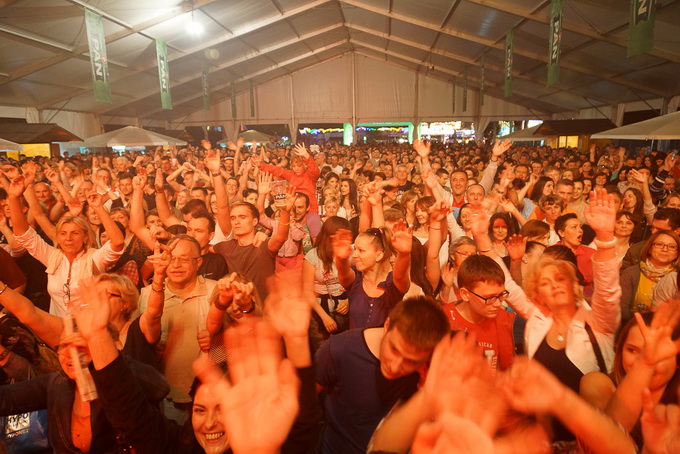Zvuci klapske pjesme, riba na mnoštvo načina, sretna lica posjetitelja slika su ribljeg dana na prvom Jarun Piknik festivalu. Tomislav Bralić i klapa Intrade, Marijan Ban i Diktatori u Zagreb su donijeli dašak svježeg morskog zraka.