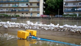 Obrovac: Poplava se polako povlači, stanovnici spašavaju stvari iz domova