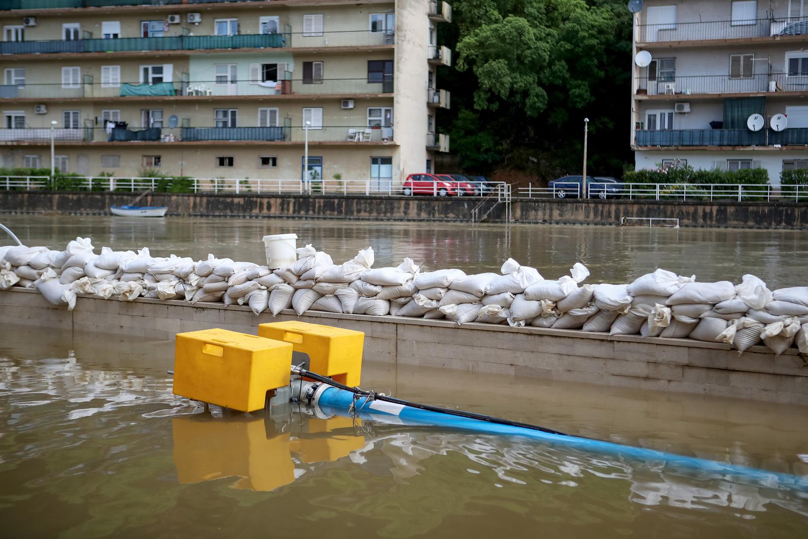 Obrovac: Poplava se polako povlači, stanovnici spašavaju stvari iz domova
