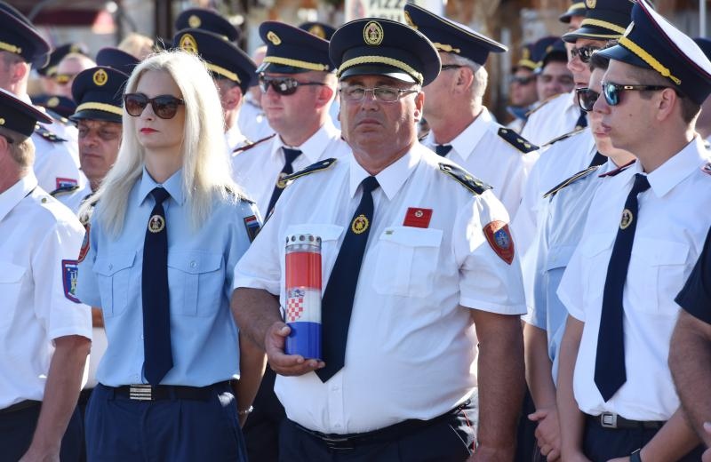 Vodice: Mimohodom vatrogasaca započelo obilježavanje 9. obljetnice kornatske tragedije. Photo: Hrvoje Jelavić/PIXSELL Vodice: Mimohodom vatrogasaca započelo obilježavanje 9. obljetnice kornatske tragedije. Photo: Hrvoje Jelavić/PIXSELL