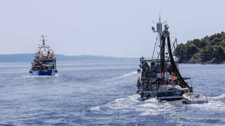 Tunuara 2016 – defile ribarica, spremanje brudeta, demonstracija ribarske vještine i koncert Zorica Kondža. Foto: TZ općine Kali/Adam Vidas Tunuara 2016 – defile ribarica, spremanje brudeta, demonstracija ribarske vještine i koncert Zorica Kondža. Foto: TZ općine Kali/Adam Vidas