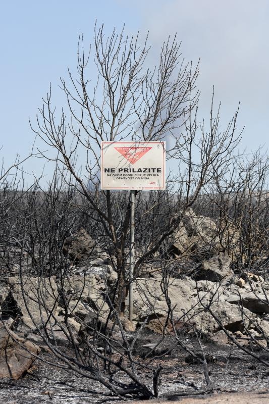 Pristeg: Nakon što je lokaliziran požar, na teren su izašle ekipe koje saniraju štetu na elektro mreži Pristeg: Nakon što je lokaliziran požar, na teren su izašle ekipe koje saniraju štetu na elektro mreži
