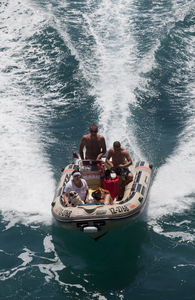 Zadar, 040711.
Pomorski promet ispod mosta u Zdrelcu vrlo je intenzivan za vrijeme ljetnih mjeseci. Prolaz imedju otoka Ugljana i Pasmana najblizi je put zadarskog podrucja prema Kornatima i otocima zadarskog arhipelaga.
Na slici: brodovi slikani s mosta Zadar, 040711.
Pomorski promet ispod mosta u Zdrelcu vrlo je intenzivan za vrijeme ljetnih mjeseci. Prolaz imedju otoka Ugljana i Pasmana najblizi je put zadarskog podrucja prema Kornatima i otocima zadarskog arhipelaga.
Na slici: brodovi slikani s mosta