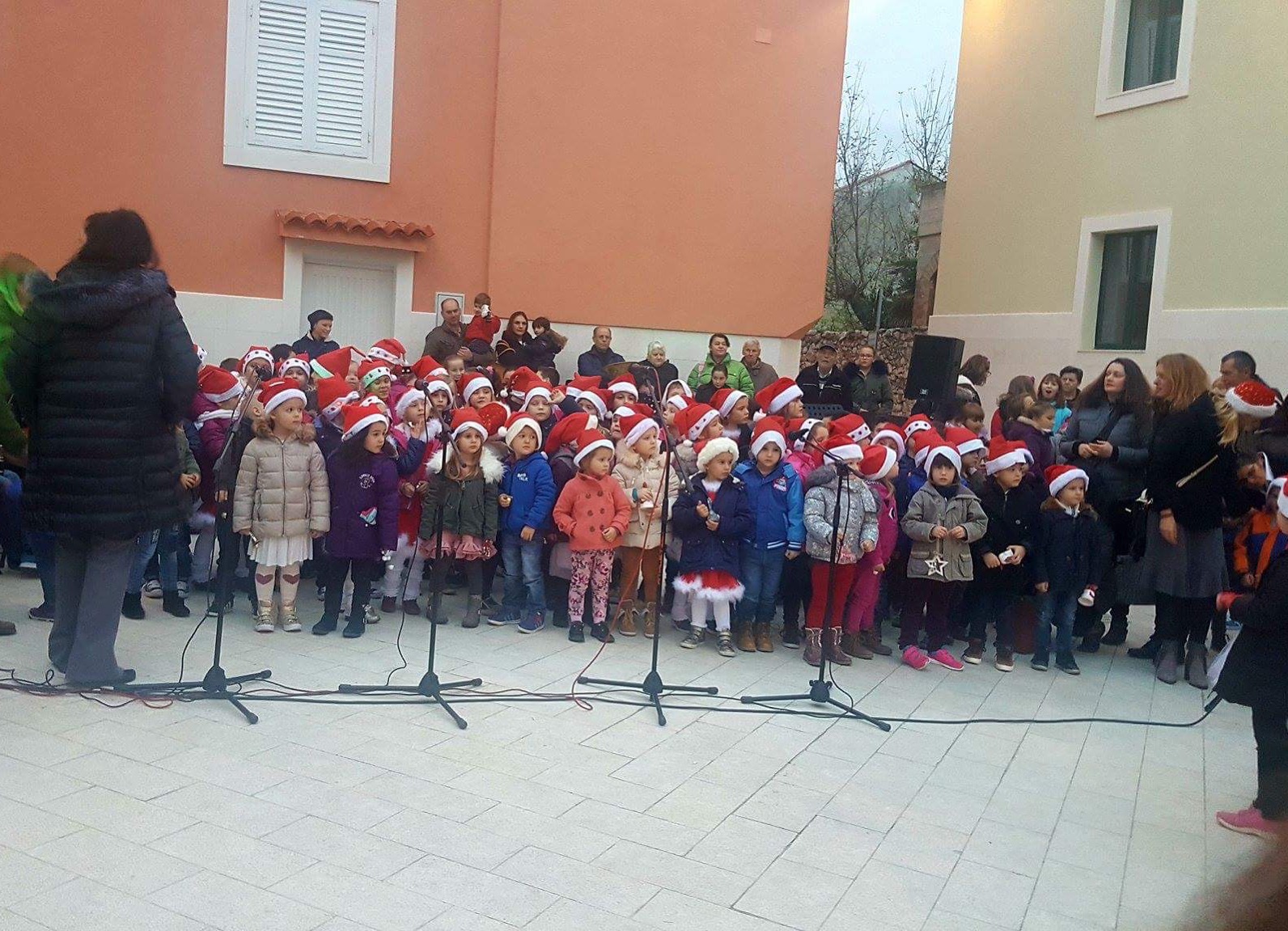 Novalja: Manifestacija “Naš otok pjeva pleše i svira”