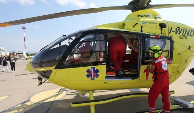 Na prezentaciji provedbe projekta Helikopterske hitne medicinske sluzbe u Zracnoj luci Rijeka na otoku Krku nazocili su ministar zdravlja Sinisa Varga i posade helikoptera. Photo: Goran Kovacic/PIXSELL