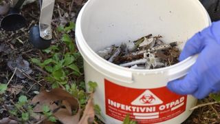 Clanovi i volonteri Udruge apstinenata za pomoc pri resocijalizaciji Porat proveli su u akciju ciscenja infektivnog otpada. U kapetanskom parku pronasli su nekoliko stotina odbacenih sprica i igala. Akcija je pokrenuta po dojavi gradjana o pronalasku odb Clanovi i volonteri Udruge apstinenata za pomoc pri resocijalizaciji Porat proveli su u akciju ciscenja infektivnog otpada. U kapetanskom parku pronasli su nekoliko stotina odbacenih sprica i igala. Akcija je pokrenuta po dojavi gradjana o pronalasku odb