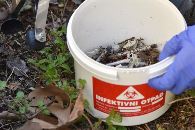 Clanovi i volonteri Udruge apstinenata za pomoc pri resocijalizaciji Porat proveli su u akciju ciscenja infektivnog otpada. U kapetanskom parku pronasli su nekoliko stotina odbacenih sprica i igala. Akcija je pokrenuta po dojavi gradjana o pronalasku odb Clanovi i volonteri Udruge apstinenata za pomoc pri resocijalizaciji Porat proveli su u akciju ciscenja infektivnog otpada. U kapetanskom parku pronasli su nekoliko stotina odbacenih sprica i igala. Akcija je pokrenuta po dojavi gradjana o pronalasku odb