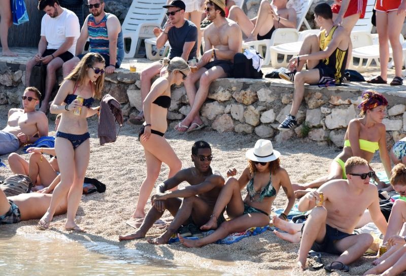 Tisno: Početak Garden Festivala napunio plaže turistima iz cijele Europe, Photo: Hrvoje Jelavic/PIXSELL Tisno: Početak Garden Festivala napunio plaže turistima iz cijele Europe, Photo: Hrvoje Jelavic/PIXSELL