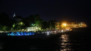 Panoramske fotografije s trajekta koji vozi od Zadra do otoka Ugljana. Photo: Filip Brala/PIXSELL Autor  Filip Brala/PIXSELL KLJUČNE RIJEČI  panorama, morske orgulje, pozdrav suncu, trajekt, riva